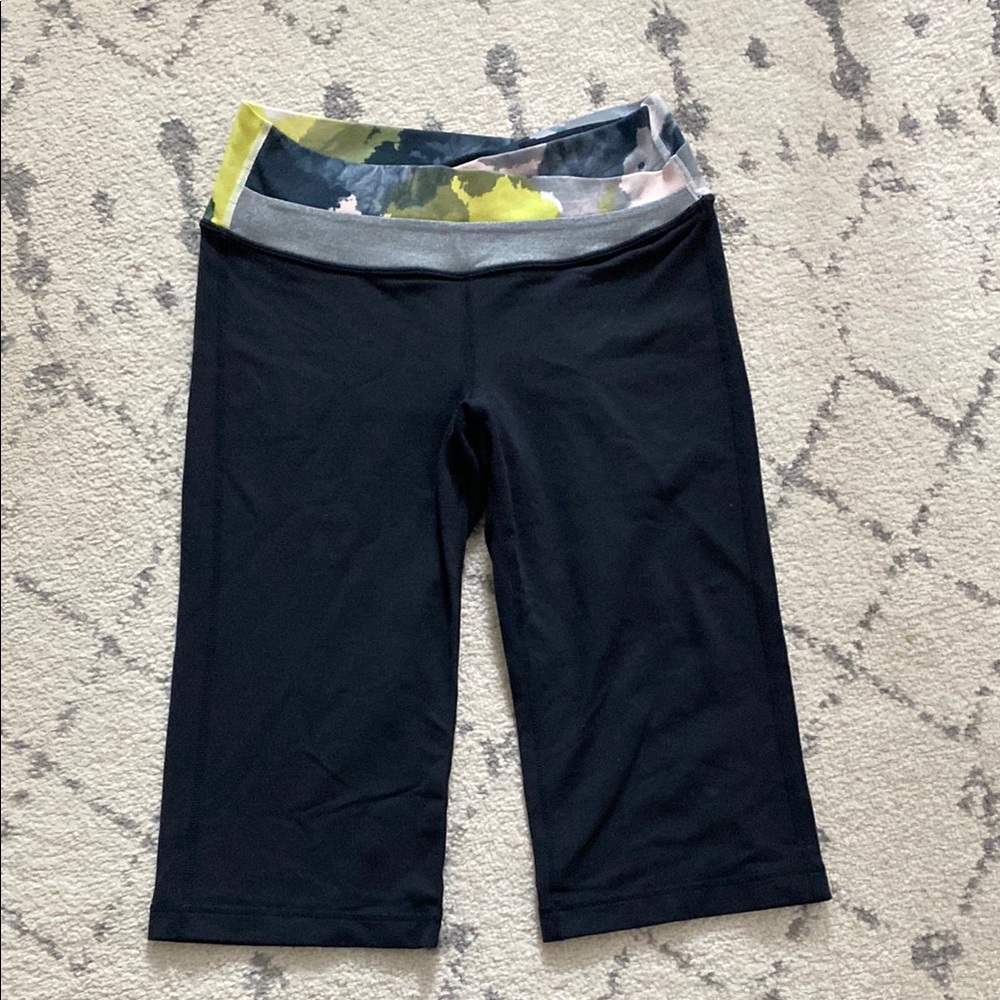 Lululemon Astro Cropped Leggings- criss-cross waistband Luon fabric Size 6